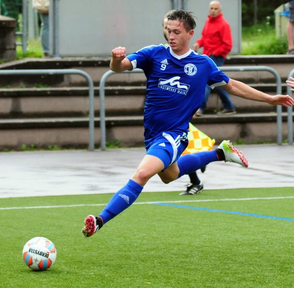 Erst in der 106. Minute warf Trainer Babak Keyhanfar im Pokalspiel beim ASV Fußgönheim Jannik Kern ins Rennen. Durch den Ausgleichstreffer in der Verlängerung und den fünften und letzten Schuss im Elfmeterduell leistete Kern einen entscheidenden Beitrag zum Halbfinaleinzug seiner Mannschaft.