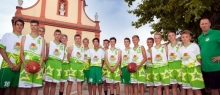 Betreten Neuland: Die U-16-Basketballer der DJK Nieder-Olm unter Trainer Uwe Seiffert mischen erstmals in der JBBL mit.