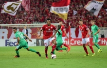 Hat sich nach seiner Verletzung wieder an die Startelf herangearbeitet: Jean-Philipp Gbamin (M.)..