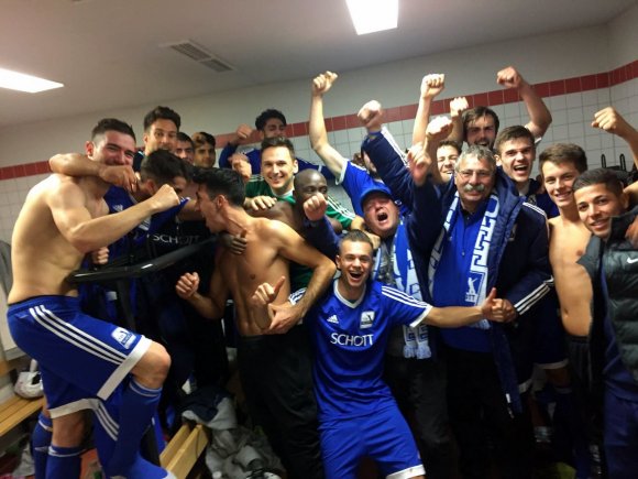 Let's have a party: Spieler und Fans des TSV Schott übten sich nach dem Sieg bei Saar 05 in freiem Ausdruckstanz.