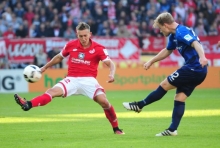 In der fünften Minute hatte Pablo De Blasis (l.) das 1:0 erzielt, zu Beginn der zweiten Halbzeit den Elfmeter zum 2:0 vorbereitet. Danach aber waren der Argentinier und seine Mitspieler nur noch am Verteidigen.