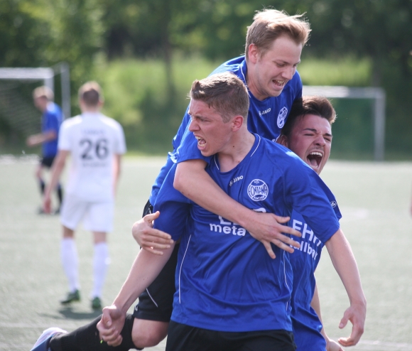 Das war der Klassenverbleib: Thorsten Krüger (vorne) hat den Strafstoß zum 2:0 sicher verwandelt und lässt sich von Patrick Willems und Philipp Schrimb (r.) feiern.
