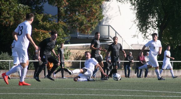 Mittelfeldkampf am Guckenberg: Der VfB Bodenheim tat sich über weite Strecken des Derbys gegen die TSG Hechtsheim schwer, sein Kombinationsspiel aufzuziehen und sich so zum gegnerischen Strafraum vorzuarbeiten. Erst in der Schlussphase häuften sich die Gelegenheiten, allerdings auf beiden Seiten.