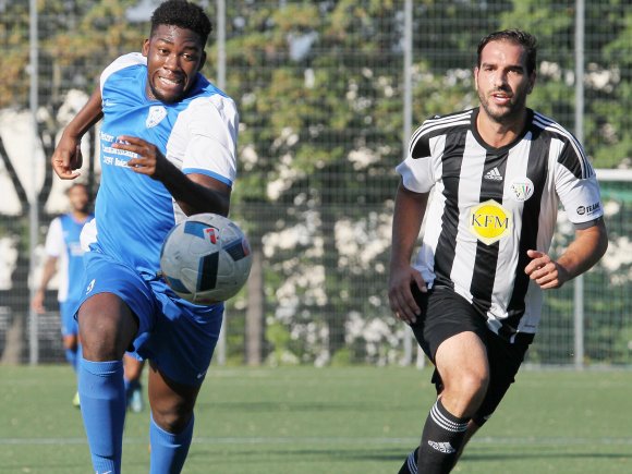 Davin Dzaka (l.) legt sich im Laufduell ins Zeug. Die Mombacher Fortuna war gegen den Tabellenzweiten ASV Fußgönheim dominant und häufig nahe am Treffer, der aber nur in Form eines Eigentores der Gäste gelang.