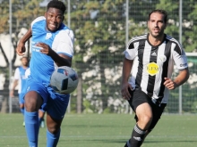 Davin Dzaka (l.) legt sich im Laufduell ins Zeug. Die Mombacher Fortuna war gegen den Tabellenzweiten ASV Fußgönheim dominant und häufig nahe am Treffer, der aber nur in Form eines Eigentores der Gäste gelang.
