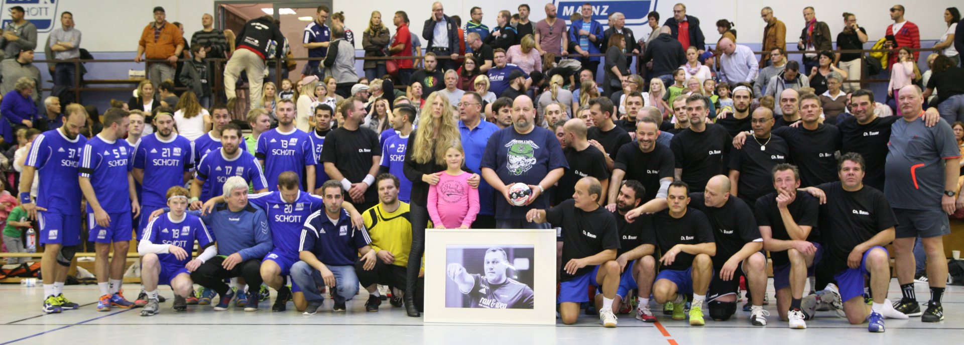 Gemeinsames Gedenken: Das aktuelle Schott-Team und die ehemaligen Teamkameraden kamen nach dem Benefiz-Spiel zum Gruppenbild zusammen.