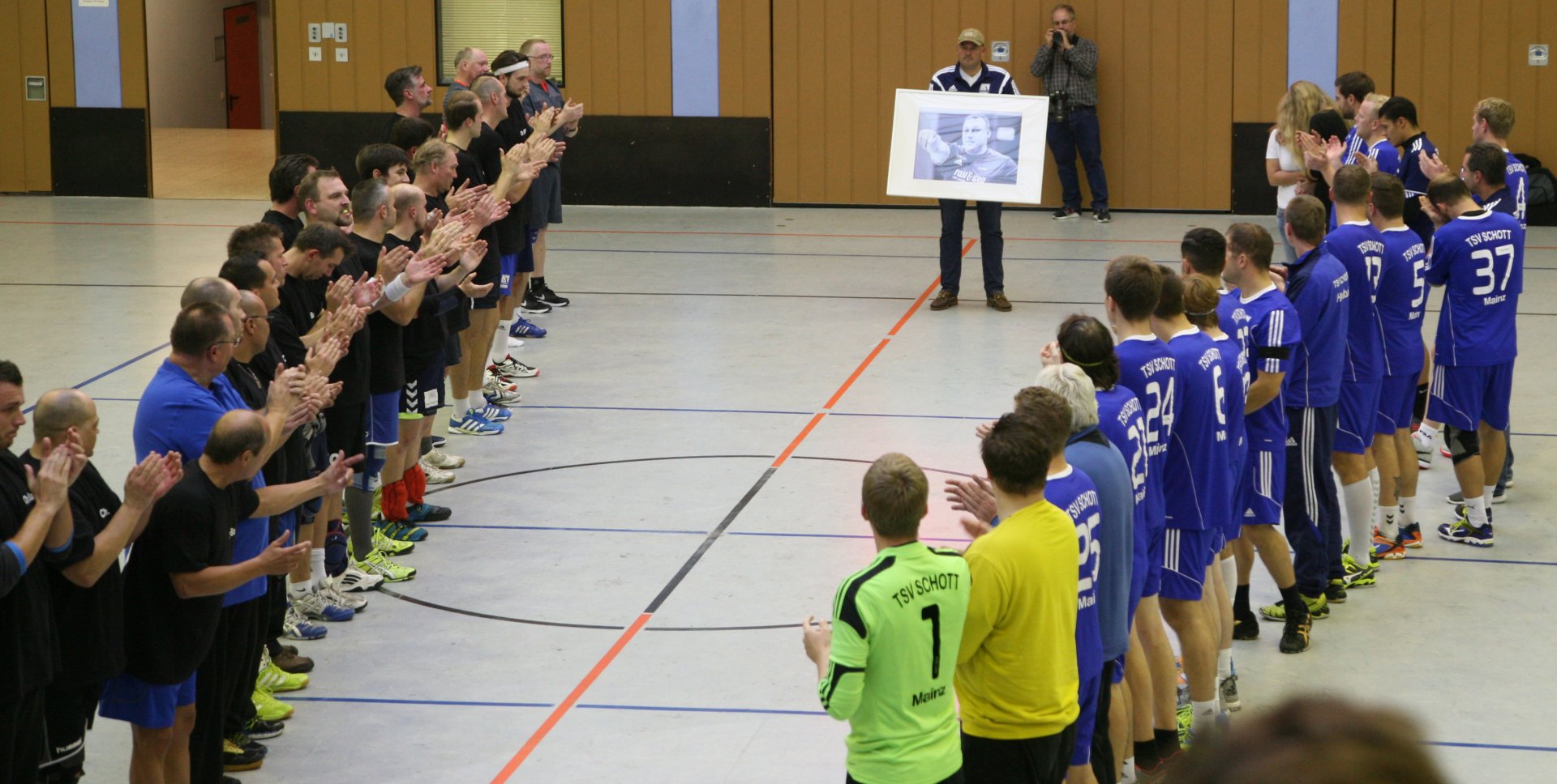 Minutenlange Ehrerbietung für einen großen Handballer: Nach dem Spiel standen die Teams vor einem Bild Christian Bauers Spalier und applaudierten ihm während eines Abschiedsliedes.