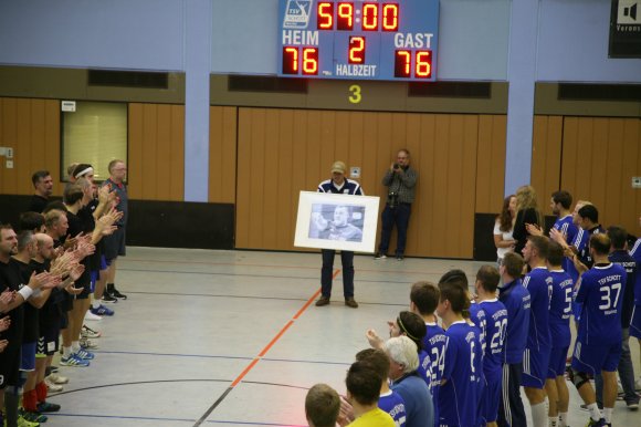Minutenlang spendeten die Mitstreiter aus früheren Tagen und die Spieler des Vereins, bei dem Christian Bauer zuletzt als verantwortlicher Trainer tätig war, nach dem Benefizspiel in der Halle des TSV Schott dem verstorbenen Handballer Applaus.