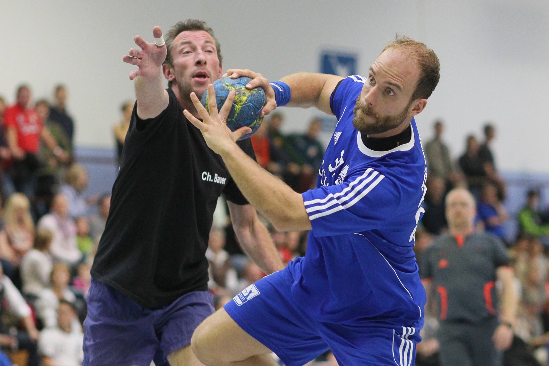 Aber es gab durchaus dynamische Handballszenen zu sehen, wie hier mit Schott-Spieler Michael Tillinger
