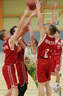 Die körperliche Überlegenheit der Bamberger, die in dieser Szene DJK-Topscorer Nicolas Mylonas zu spüren bekommt, war ein Grund für den deutlichen Sieg der Gäste.