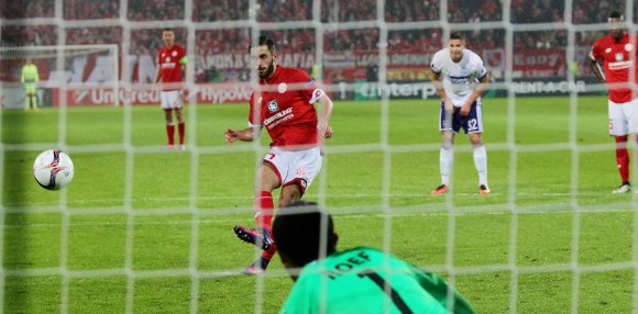 Das war die Führung: Yunus Malli verwandelte den von Pablo De Blasis herausgeholten Elfmeter zum 1:0.