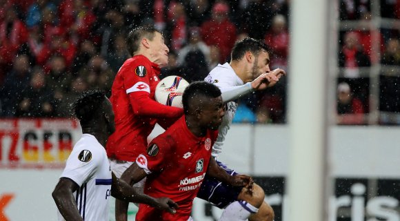 Das war die letzte Chance, die sich den 05ern zum Siegtreffer bot, doch weder Jhon Cordoba noch Gaetan Bussmann kam richtig hinter den Ball.