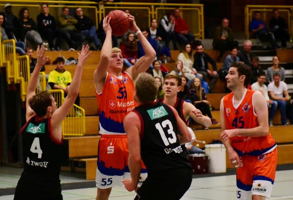 Aggressiv mit Zug zum Korb und sauberer Schussquote: Malte Prahst (2.v.l.) überzeugte im seinem ersten Regionalligaspiel.