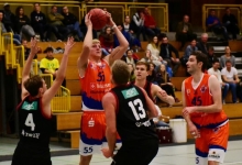 Aggressiv mit Zug zum Korb und sauberer Schussquote: Malte Prahst (2.v.l.) überzeugte im seinem ersten Regionalligaspiel.