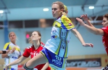Julia Veeck kommt im Heimspiel gegen die TSG Eddersheim in der Aufstiegssaison 2014/15 zum Abschluss. In der eigenen Halle reichte es für die SG Bretzenheim gegen die TSG Eddersheim im Januar 2015 nur zu einem 25:25-Unentschieden. Stefanie Güter (l. im Hintergrund) spielt inzwischen für die Hattersheimer, die in der IGS als Tabellenführer antreten.