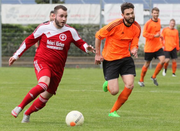 Im letzten Heimspiel der vorigen Saison lieferten sich die SVW Mainz (l. Pascal Kalbfuß) und die kurz zuvor gerettete TSG Bretzenheim 46 (r. Timo Ernst) ein Sorglos-Torfestival, das beim 3:5 die lange Misserfolgsserie der Weisenauer auf dem eigenen Platz fortsetzte.