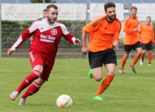 Im letzten Heimspiel der vorigen Saison lieferten sich die SVW Mainz (l. Pascal Kalbfuß) und die kurz zuvor gerettete TSG Bretzenheim 46 (r. Timo Ernst) ein Sorglos-Torfestival, das beim 3:5 die lange Misserfolgsserie der Weisenauer auf dem eigenen Platz fortsetzte.