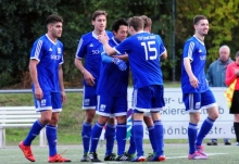 Damit war die Sache entschieden: Der eingewechselte Masashi Sakai (3.v.l.) hatte in der Nachspielzeit das 2:0 erzielt.