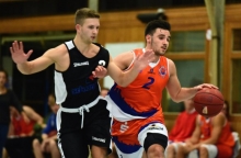 Heimste für sein Regionalligadebüt viel Lob ein: Raymond Wolf (r.), aus der Zweiten Mannschaft aufgerückter Aufbauspieler des ASC.