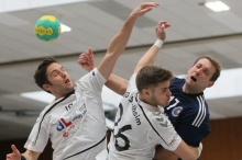 Christian Gettert gab mit dem Derby gegen die SG Saulheim seine Abschiedsvorstellung für den TV Nieder-Olm; er zieht berufsbedingt nach Düren um. Die Saulheimer Mathias Konrad und Thomas Sterker (v.l.) schenkten dem Rückraumschützen dennoch nichts, der auf immerhin vier Tore kam. 