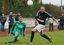 Florian Marschall (l., beim Flankenversuch von Frank Egger gestört) und der TSV Zornheim blieben zum vierten Mal ohne eigenen Treffer.)