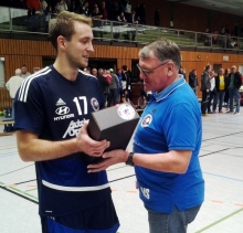 Ausstieg mitten in der Runde: Christian Gettert, den Mathias Solms im Namen des Vereins nach dem Derby gegen die SG Saulheim verabschiedete, wird den Nieder-Olmern im Auswärtsspiel bei der HSG Kastellaun/Simmern erstmals fehlen, obwohl er einsatzfähig wäre. Er zieht beruflich bedingt nach Düren in der Region Aachen um. Dass sein Pass in Nieder-Olm bleibt, wird dem TVN in der weiteren Saison wohl nichts nützen.