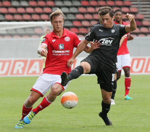 Matti Steinmann (l.) sicherte der Mainzer U23 mit seinem Tor in der 41. Minute das Unentschieden in Rostock.