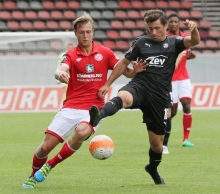 Matti Steinmann (l.) sicherte der Mainzer U23 mit seinem Tor in der 41. Minute das Unentschieden in Rostock.