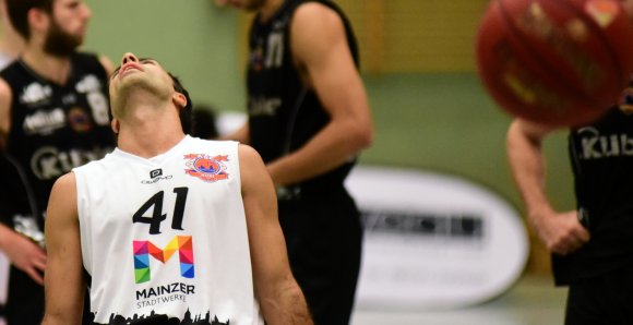 Nicht wahr, oder? Beim Stand von 63:74 setzte Anish Sharda zwei Freiwürfe daneben. Seine übrigen sechs Versuche traf der Mainzer...