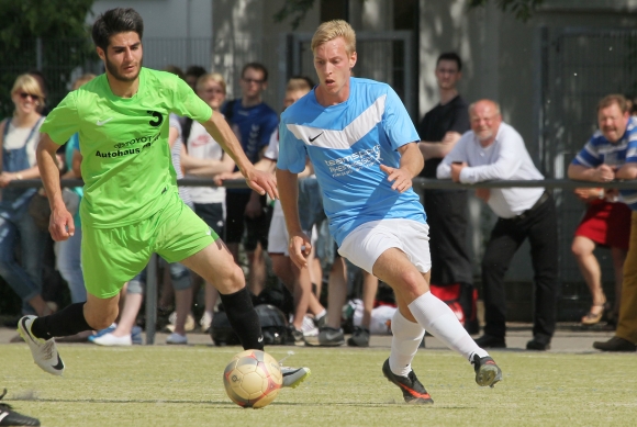 Jannis Tauchert (r.) brachte den FC Nackenheim in der siebten Minute mit 1:0 in Führung.