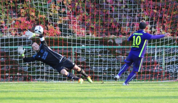 Nur einer von sieben: Spätestens das 0:5 durch Gökhan Instanbullu (r.) stellte nach einer Stunde vom Elfmeterpunkt endgültig klar, dass die SVW Mainz dieses Heimspiel gegen den SV Rülzheim haushoch verlieren würde. SVW-Keeper Axel Schulze nützte es nichts, dass er die richtige Ecke wählte.