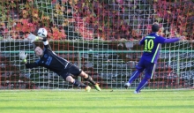 Nur einer von sieben: Spätestens das 0:5 durch Gökhan Instanbullu (r.) stellte nach einer Stunde vom Elfmeterpunkt endgültig klar, dass die SVW Mainz dieses Heimspiel gegen den SV Rülzheim haushoch verlieren würde. SVW-Keeper Axel Schulze nützte es nichts, dass er die richtige Ecke wählte.