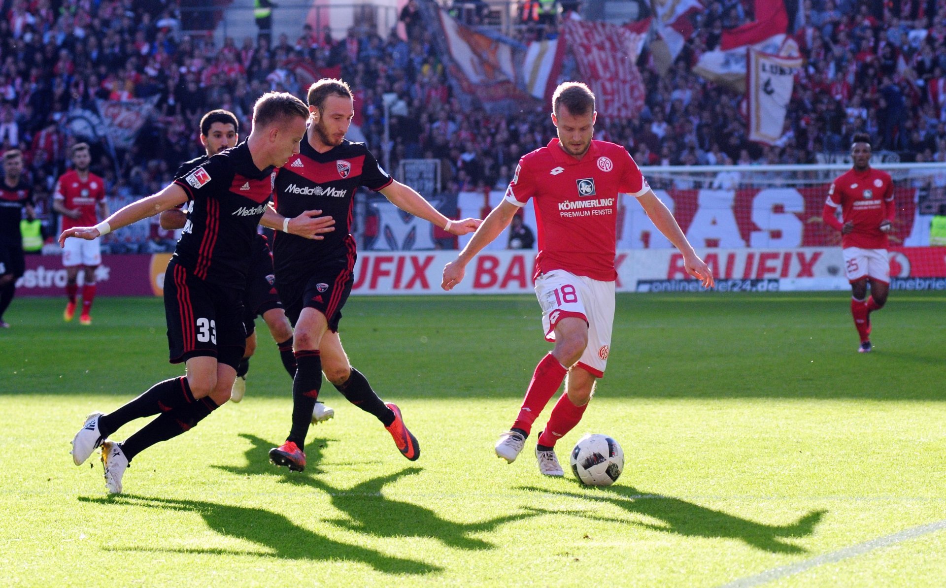 Daniel Brosinski (r.) hatte den Strafstoß nach einem Foul von Moritz Hartmann (M.) herausgeholt: „Da dachte ich mir, ich lasse mich mal fallen.“