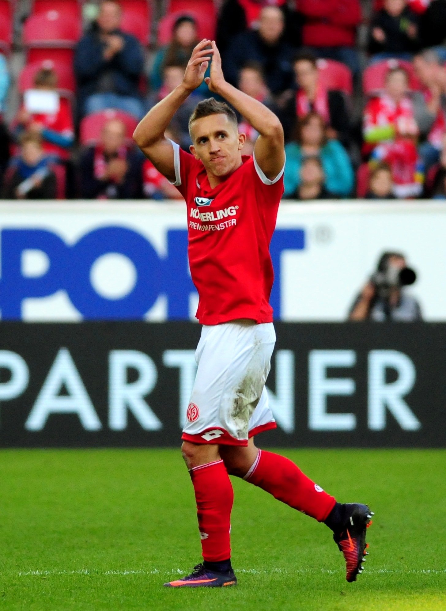 Für seinen erneut großen Einsatz wurde Pablo De Blasis bei seiner Auswechslung von den Fans…