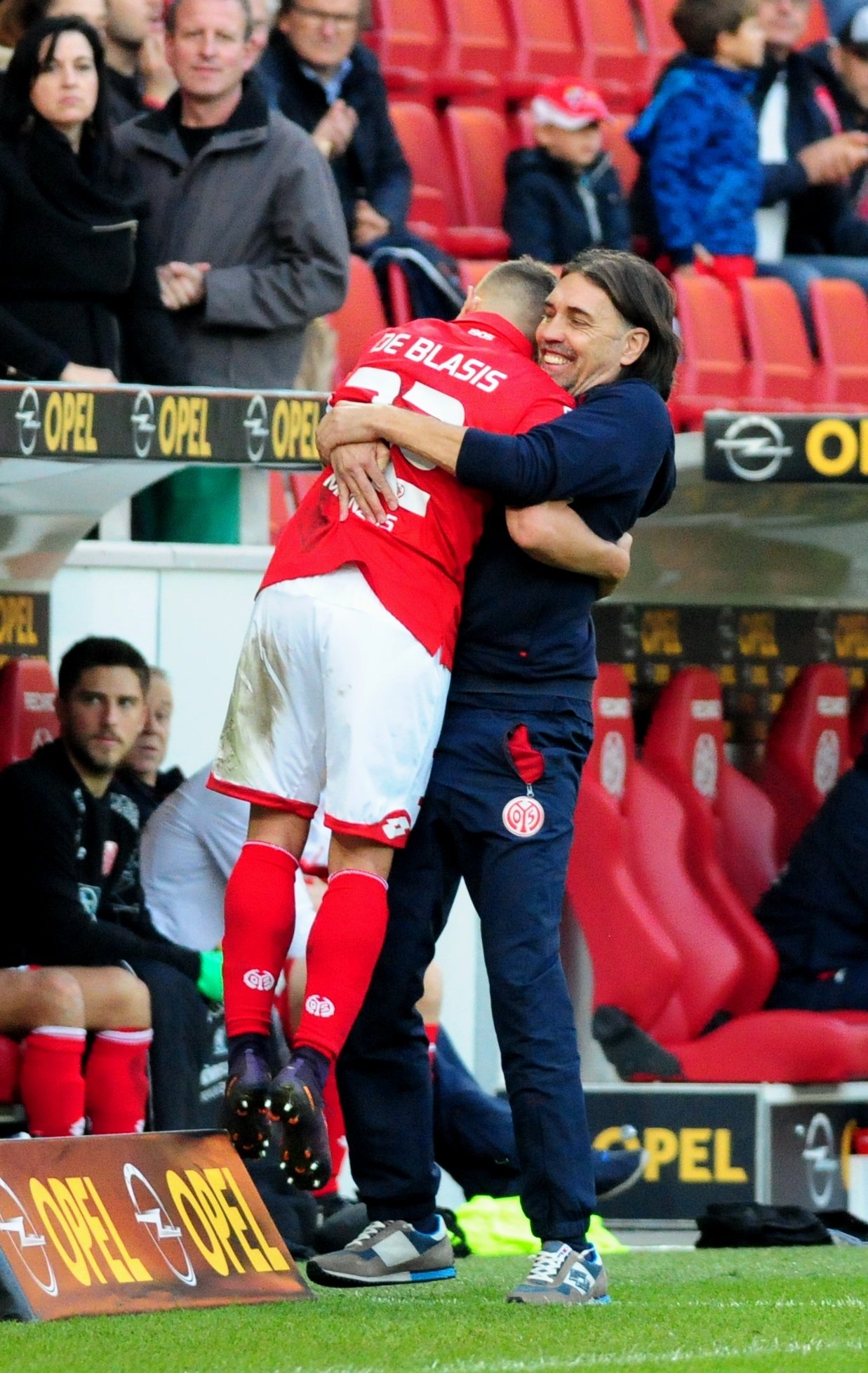 …und von Trainer Martin Schmidt gefeiert.