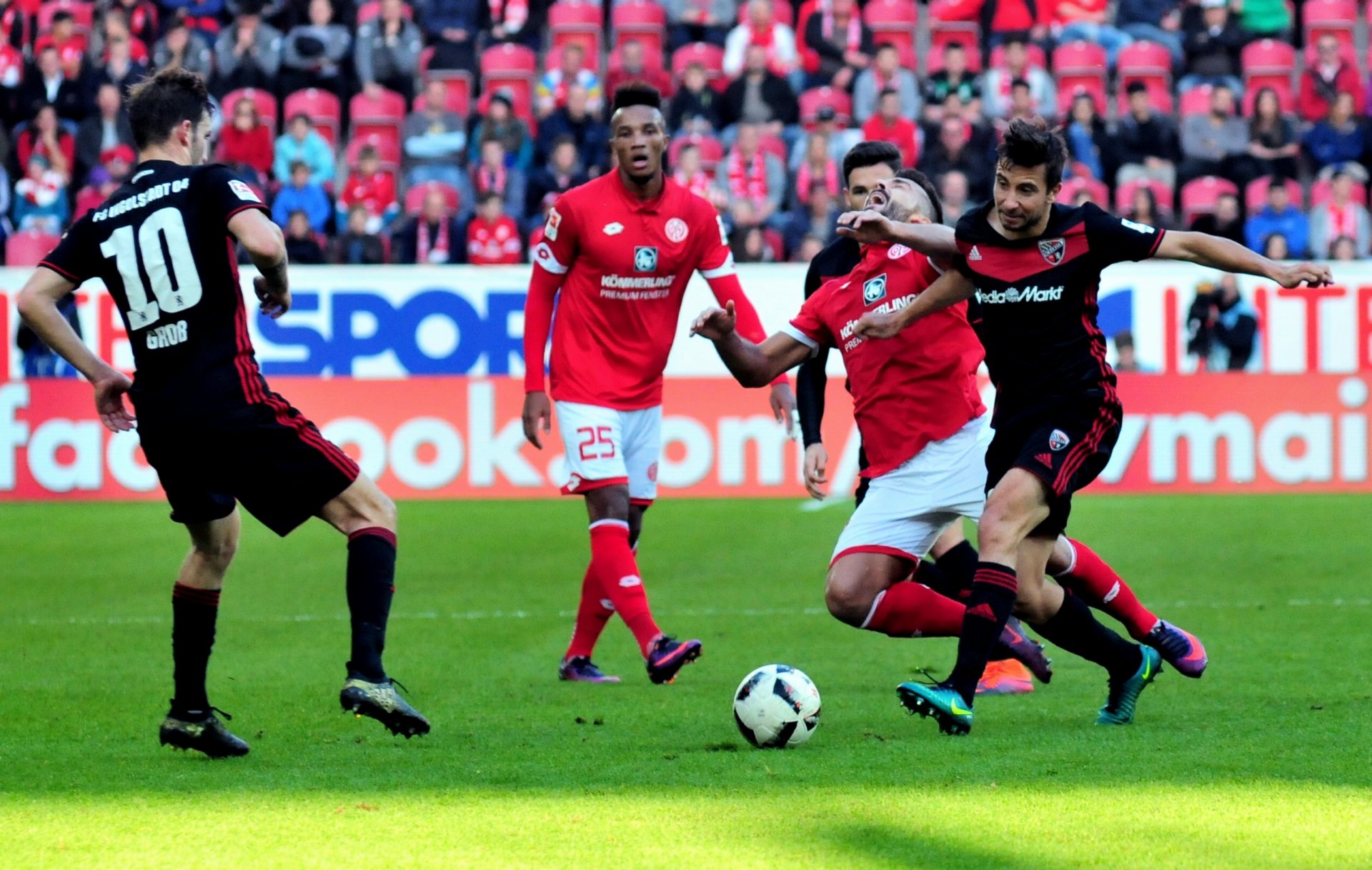 Steckte einiges ein, ließ sich aber nicht zu Revanchefouls provozieren: Giulio Donati (2.v.r.)