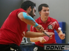 Felix Schmidt-Arndt (l.) und Sebastian Oehlmann setzen sich in ihrem Doppel knapp mit 3:2 Sätzen gegen das Weitefelder Duo Köhler/Becker durch.