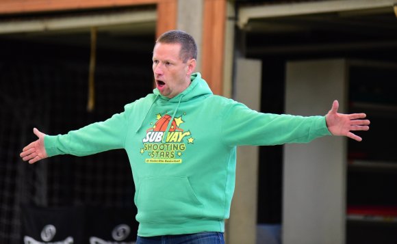 Singt keine Opern, sondern zeigt seinen Spielern, wie sie verteidigen sollen: DJK-Trainer Uwe Seiffert.
