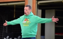 Singt keine Opern, sondern zeigt seinen Spielern, wie sie verteidigen sollen: DJK-Trainer Uwe Seiffert.