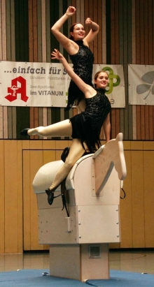 Nicht ganz echt Pferd, bereitet aber offensichtlich auch Freude: Auf einem Turnpferd absolvierten die Teilnehmer des „Movie-Turniers