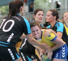 Die SG Saulheim (dunkle Trikots v.l.: Sabrina Darmstadt, Christina Wulff und Cindy Schmitt) packte gegen die TuS Kirn einmal nicht fest genug zu und kassierte den ersten Punktverlust der Saison.