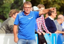 In Salmrohr stand Paul Linz schon vor 25 Jahren an der Seitenlinie. Vor zweieinhalb Jahren kehrte der zweitligaerfahrene Coach zu seinem alten Klub zurück und rettete das Team vor dem Abstieg.