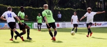 Beim Sommer-Cup der SVW Mainz trafen die SpVgg Ingelheim und die TSG Bretzenheim 46 (r. Nils Krämer) aufeinander und trennten sich mit 1:1.