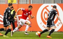 Gerrit Holtmann, einer von vier Gastspielern aus dem Profiteam, versuchte auf der linken Seite den Angriff anzukurbeln, seine auffälligsten Szenen endeten allerdings unglücklich.