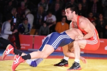 Eldeniz Azizli (r.) tat sich im Greco-Fliegengewicht mit dem wendigen Dennis Decker schwer, holte aber noch zwei Mannschaftspunkte.