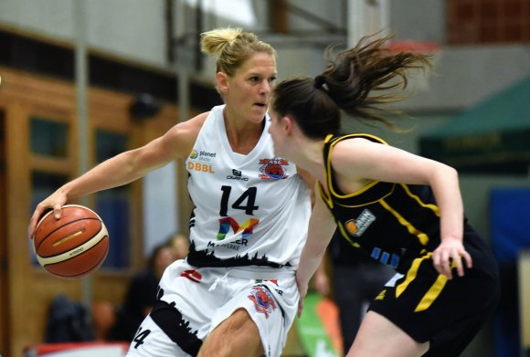 Lenkerin und Passgeberinnen: Cornelia Sharda verpasste keine Sekunde der 45 Minuten währenden Partie gegen Jahn München...