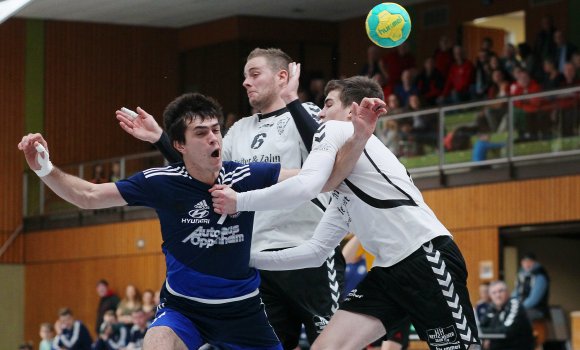 Zeljko Martinovic wird von der Dansenberger Abwehr beim Schlawittchen genommen. Weg ist der Ball
