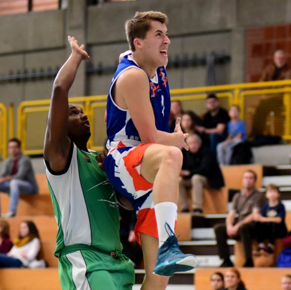 Felix Oppenberg kam im dritten Viertel für den ASC II aufs Feld und leitete mit seinen energischen Aktionen die Leistungssteigerung des Teams ein.