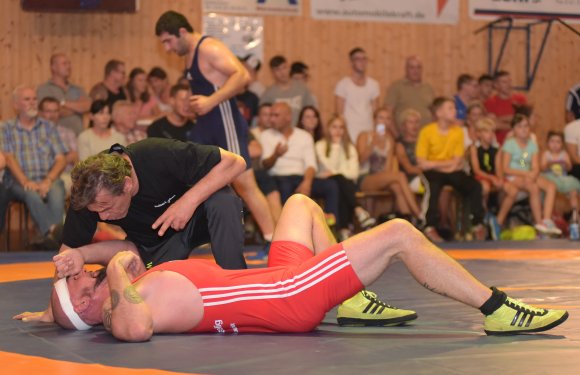 Thomas Helbing überzeugte alle Skeptiker in seinem Kampf gegen Marcin Kierpiec. Trainer Ahmet Cakici war stolz auf seinen Athleten.