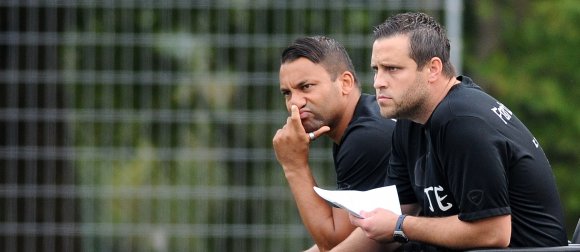 Solche Mienen können sich Trainer Thomas Eberhardt (r.) und Kotrainer Daniel Kittl bald patentieren lassen.